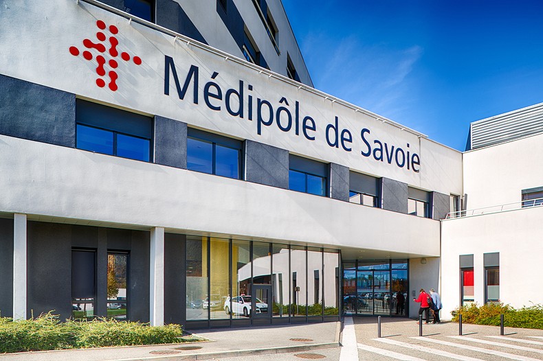 Bloc opératoire de chirurgie orthopédique du genou et de la hanche – Médipôle de Savoie, Chambéry
